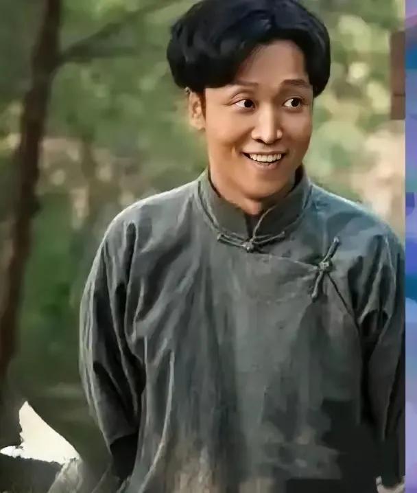 追剧《生万物》 剧中的一个小配角郭贵耀，大伙都喊他"郭龟腰”，谐音就是“锅锅腰”