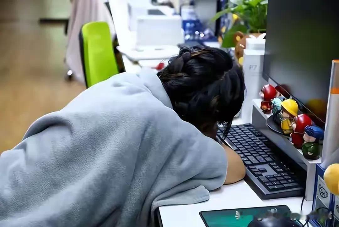 王女士在一家公司做行政，每天上班都会自带一个保温杯，泡上一杯热茶。可那天下午，当