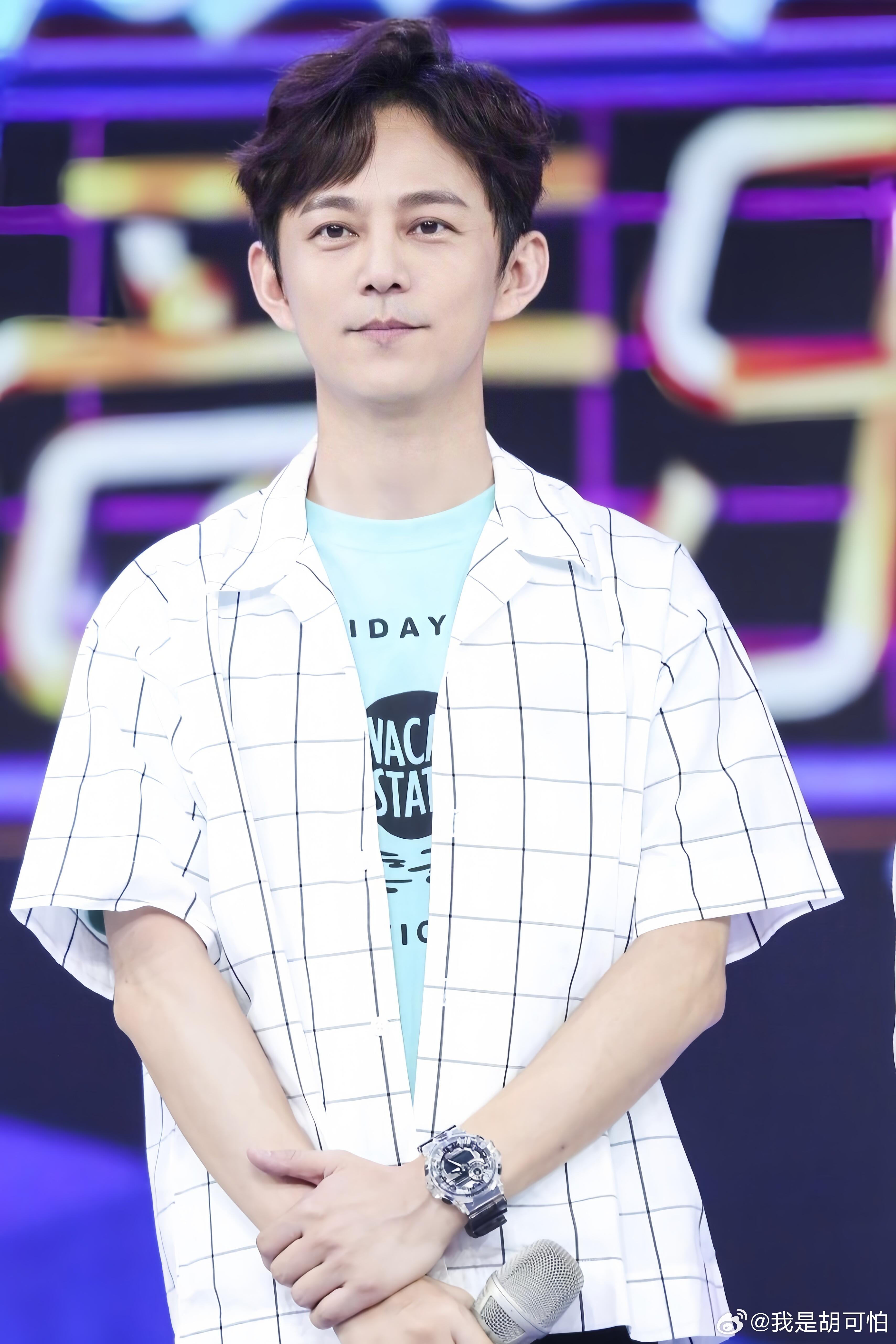 谁能不爱何老师啊！从小优秀到大，等比例帅气，等比例温柔。娱乐圈多少风云变幻、名场