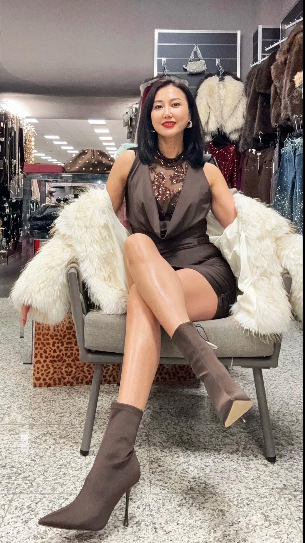 时尚穿搭指南：优雅连衣裙搭配奢华皮草外套，尽显都市女性魅力！👗🧥👠