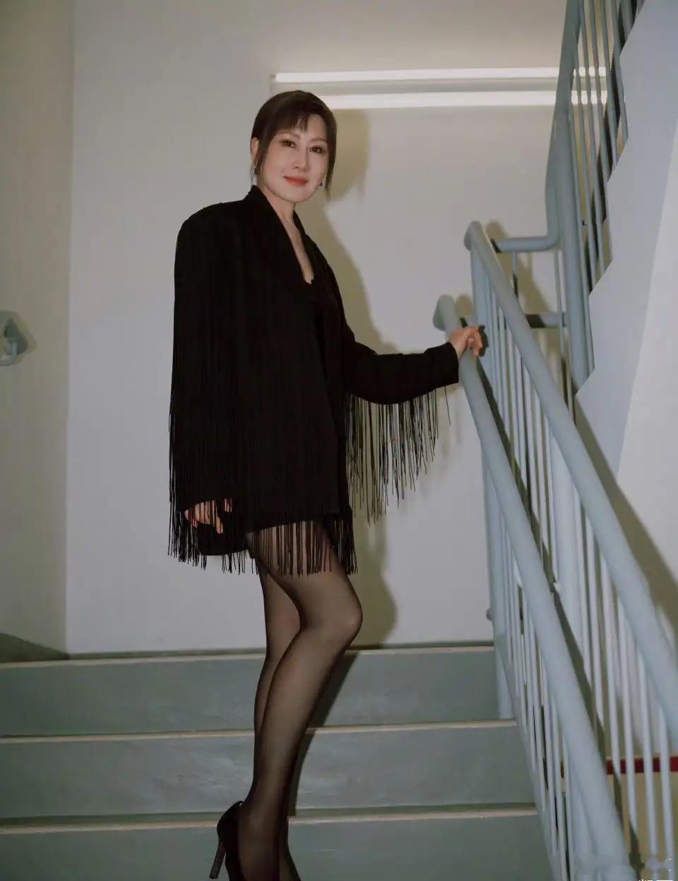 高育良看了都得后悔，63岁的 张凯丽参加活动，足力健不穿了。直接黑丝加高跟鞋，差