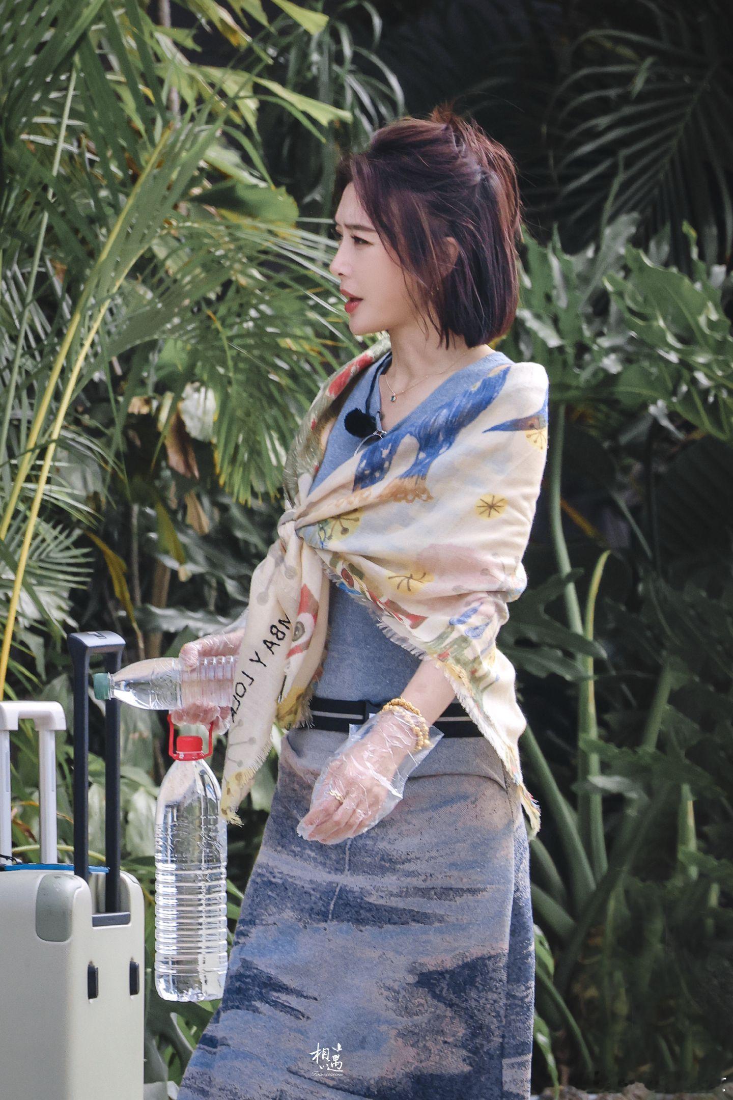 何炅也被秦岚的榨汁呛到了秦岚秘制混搭果蔬汁浓稠似泥浆，何炅大胆尝试一口直接被呛到