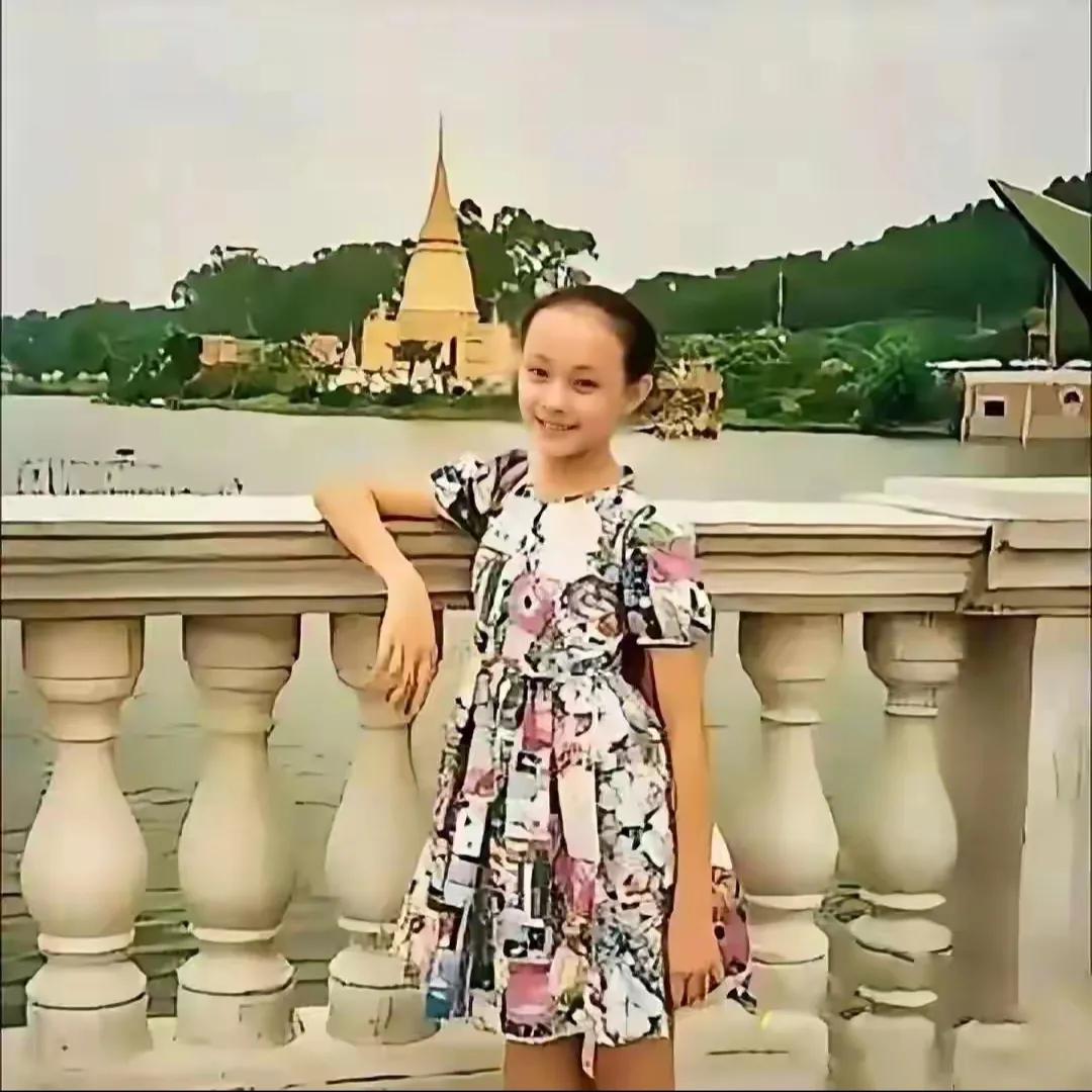 谁曾想，这个长相一般的小女孩，长大后成了一位大明星，你知道她是谁吗？#娱乐# #