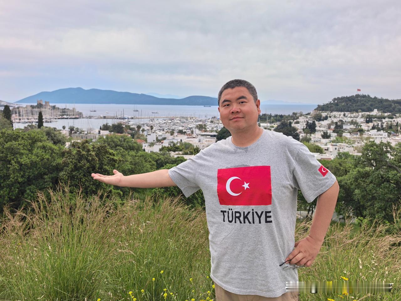 下午，在博德鲁姆，翻过山坡，来到海滩。这里是爱琴海和地中海的分界处，白色房屋依山