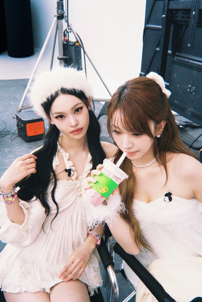 A2OMAY直播完全是少女派对李秀满把A2OMAY宠成公主 一周年对她们来说，是