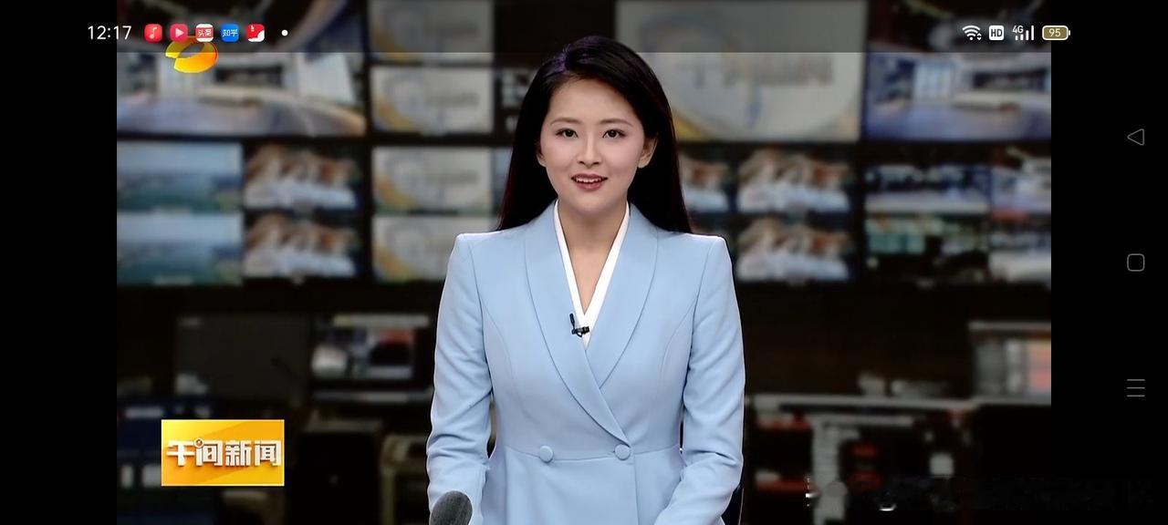 双扣西服白白的脸，服饰效果水灵俊，英姿飒爽真带劲！声音磁性柔柔的美，长长的马尾顺