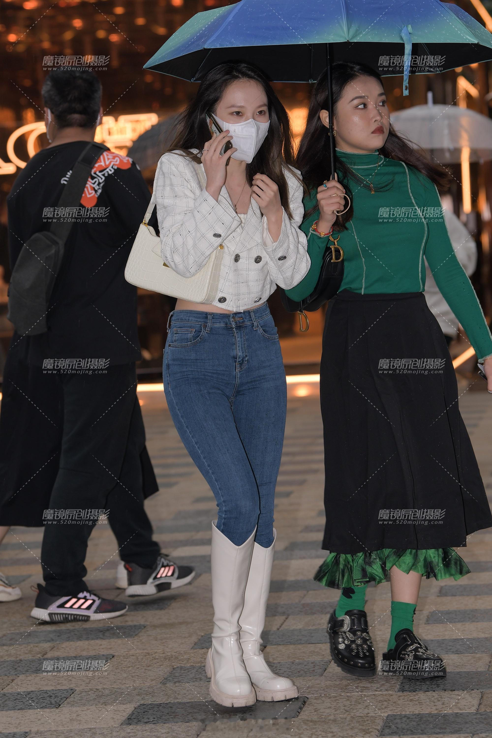 每天都不知道穿啥出门可以穿永不过时的牛仔裤，配上短的外套，时尚也保暖！ ​​​