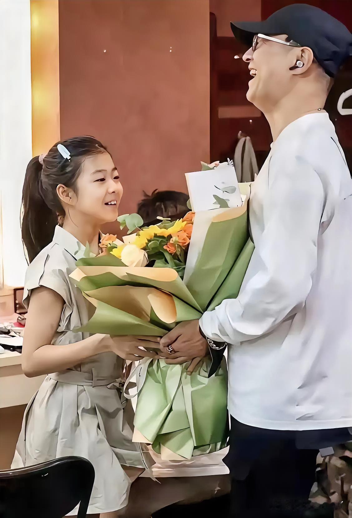 汪峰这回，是真的让所有人闭了嘴。
​当初离婚时，章子怡毫不犹豫把女儿醒醒留给汪峰