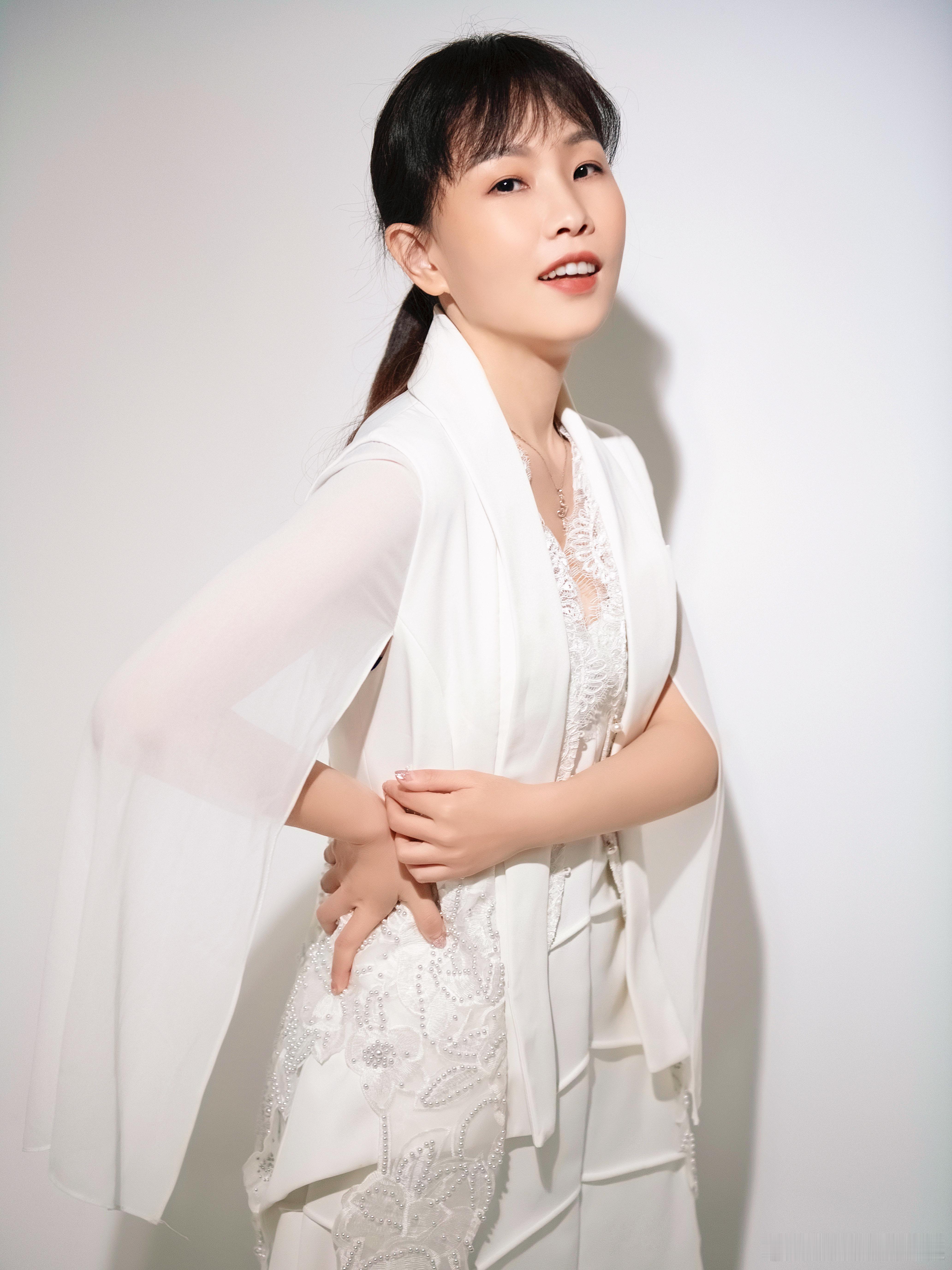 终有一日，你会沉静下来，感悟人生，如局外人般审视自身故事，笑着微微摇头，感慨浮生