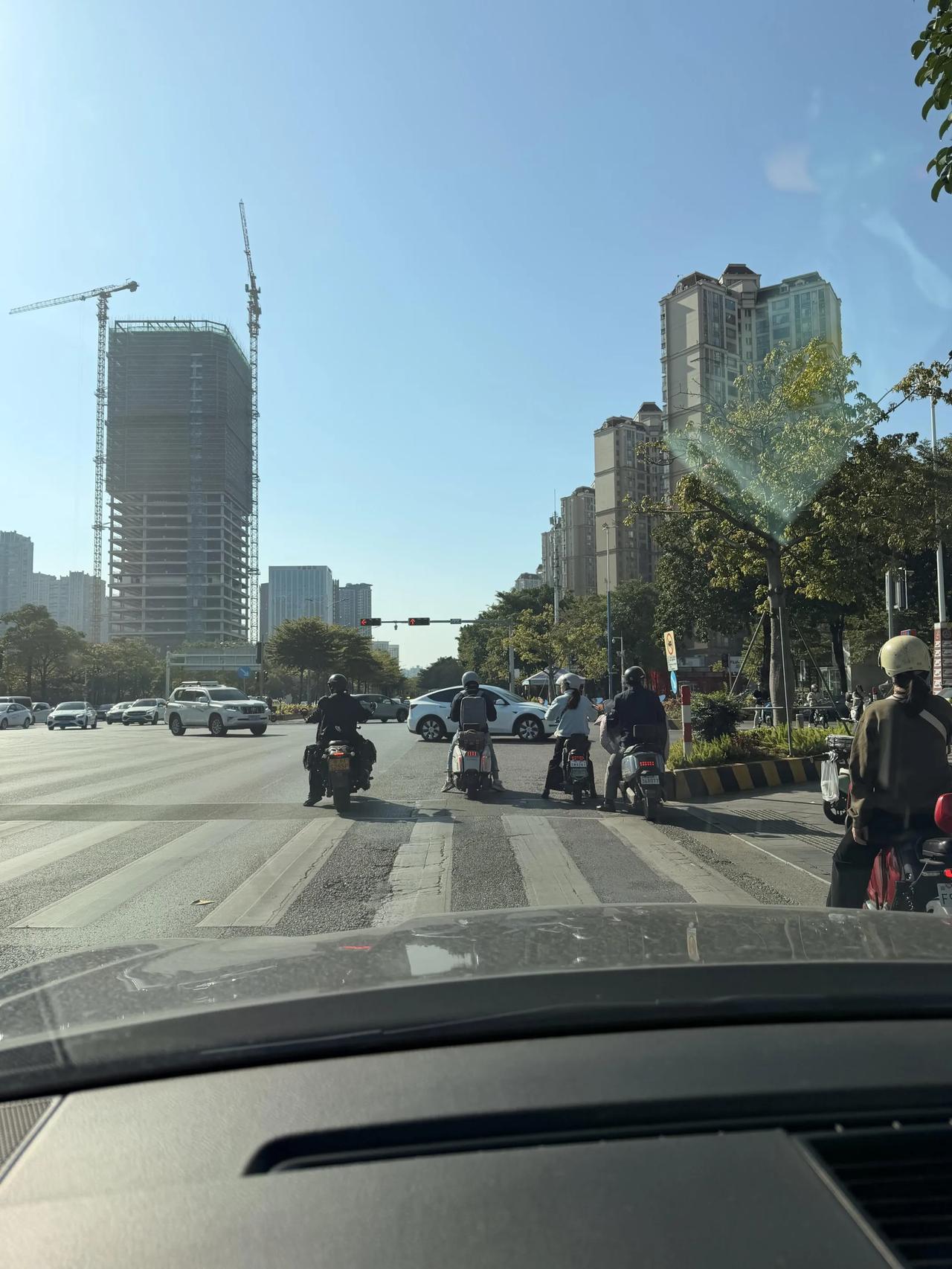 电动车走主道没人管吗
这种扎堆行为真的太可恶，起步蹭到你们又是小车的责任……凭什