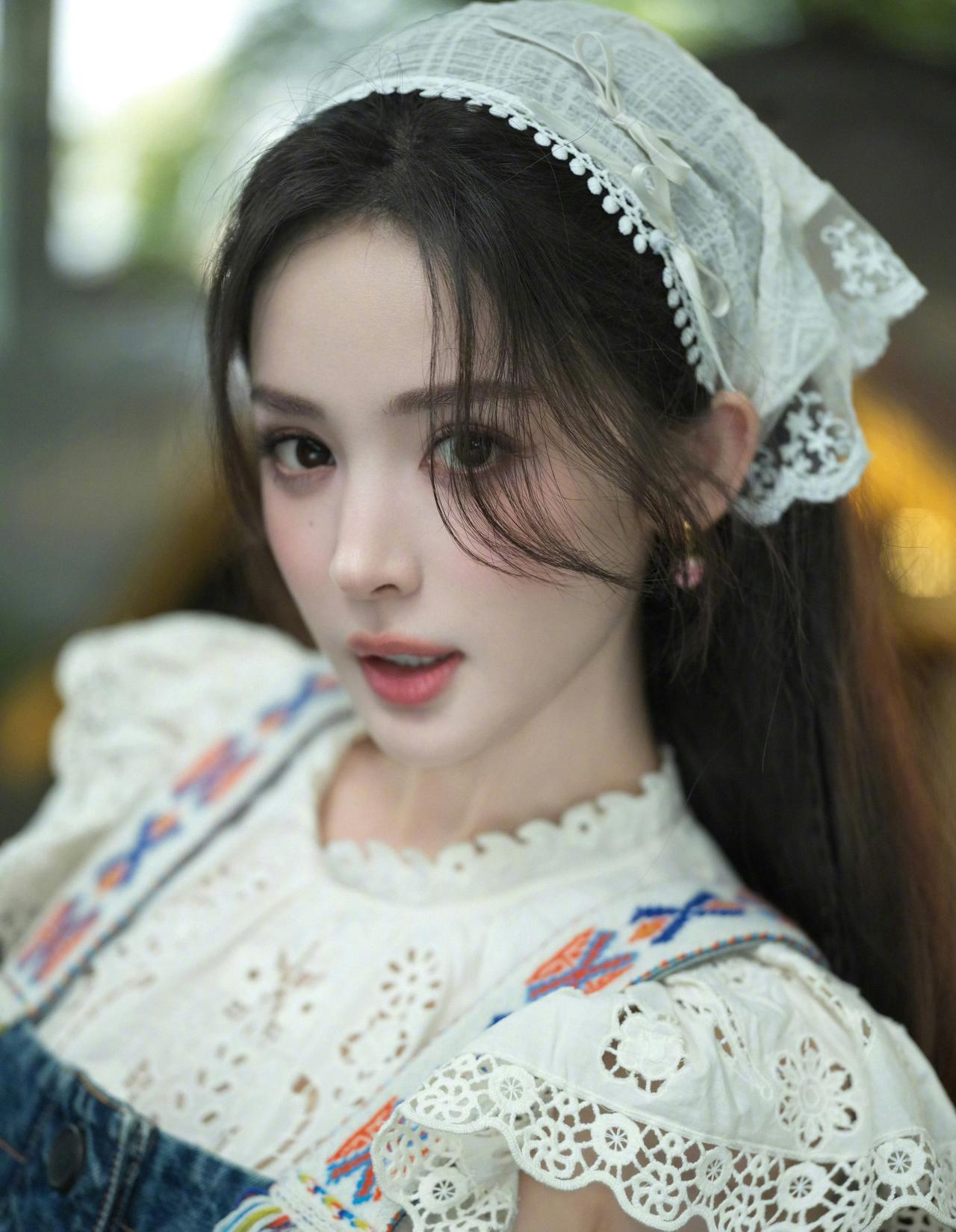 蕾丝头巾+牛仔背带裙，娜扎清新感绝了