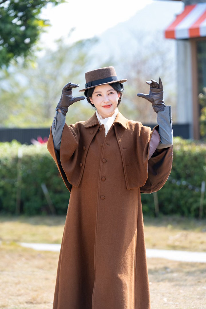 杨子姗复刻关之琳版十三姨 复古棕色礼帽、经典套装、举手投足间的从容——杨子姗这一