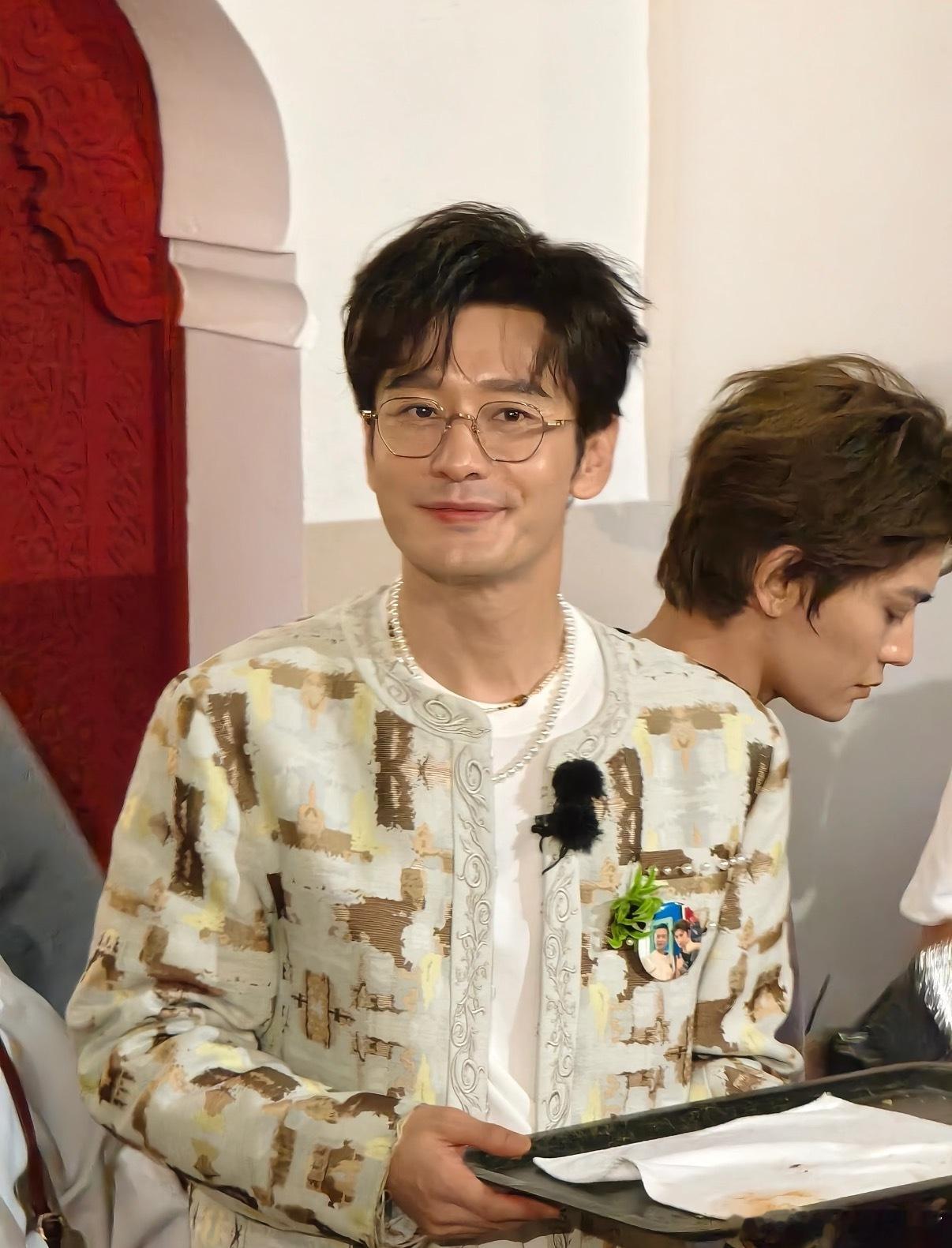 黄晓明说王俊凯干得比他好中餐厅南洋拾光季中餐厅黄晓明在节目里毫不吝啬对王俊凯的夸