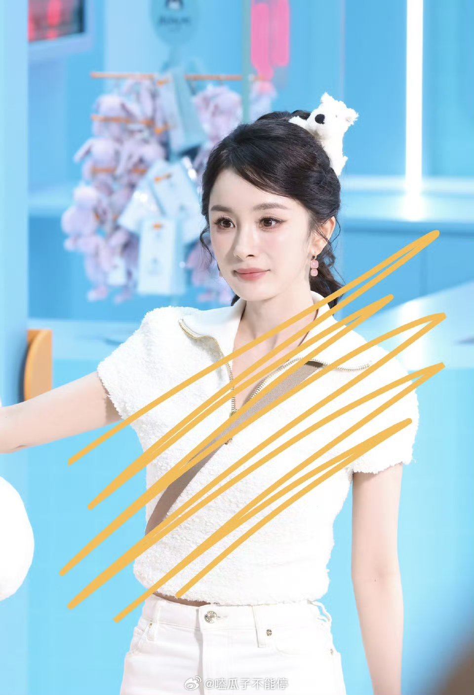 杨幂今天线下活动路透，好萌！女大[送花花] ​​​