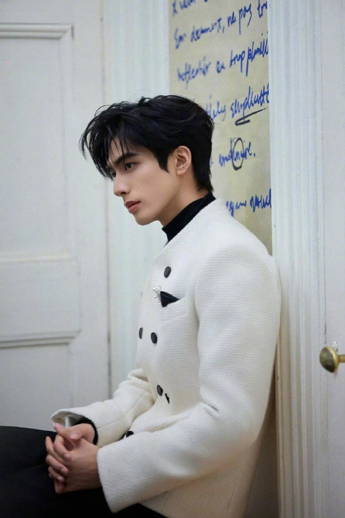 宋威龙99 这身活动造型直接鲨疯全场！白色双排扣小香风穿搭自带法式矜贵感，妥妥的