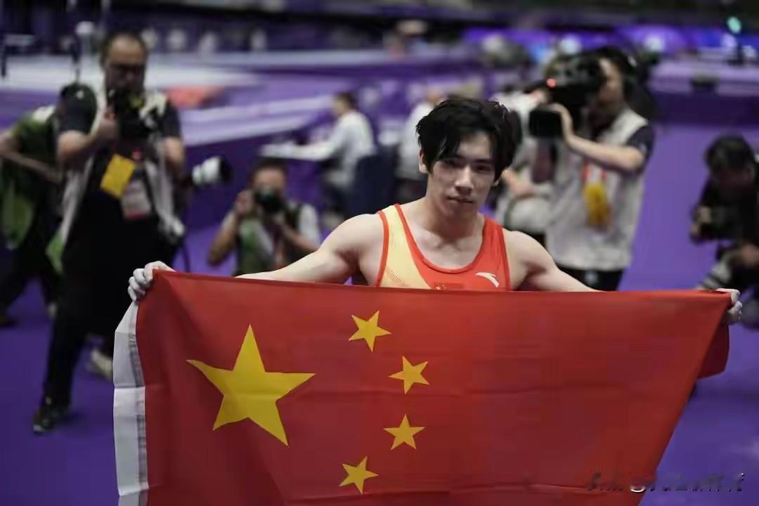 看哭我了，张博恒客场打败两名日本选手，终于获得了个人全能金牌🥇或许这一刻多少能