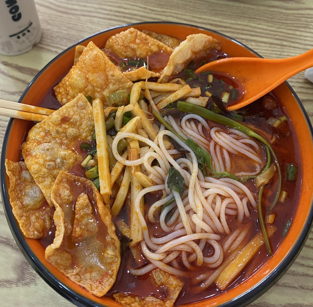 被这碗红亮喷香的螺蛳粉彻底拿捏了！
红油汤底裹着Q弹的米粉，吸饱了鲜爽酸辣的汤汁