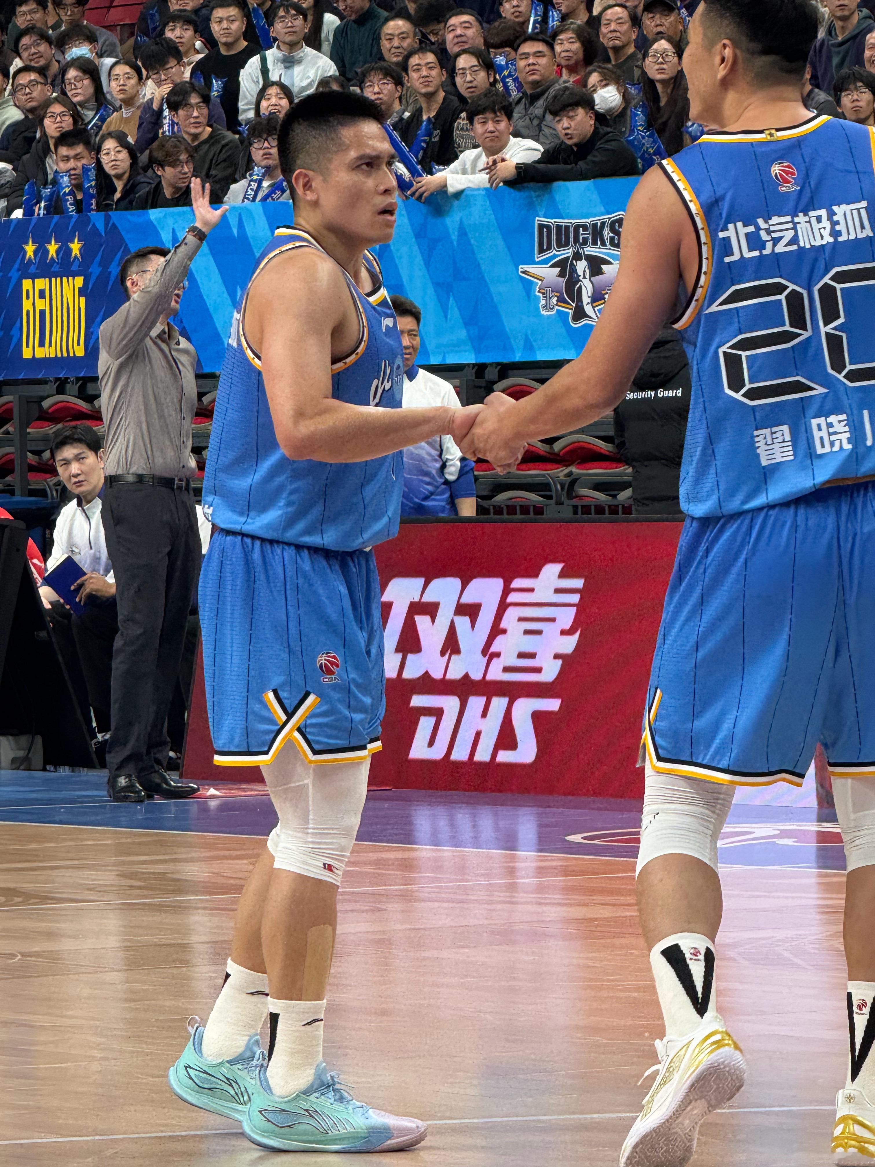 北京首钢赵睿战旧主北京男篮vs新疆男篮 陈盈骏首节12分，包括一记神奇的3+1，