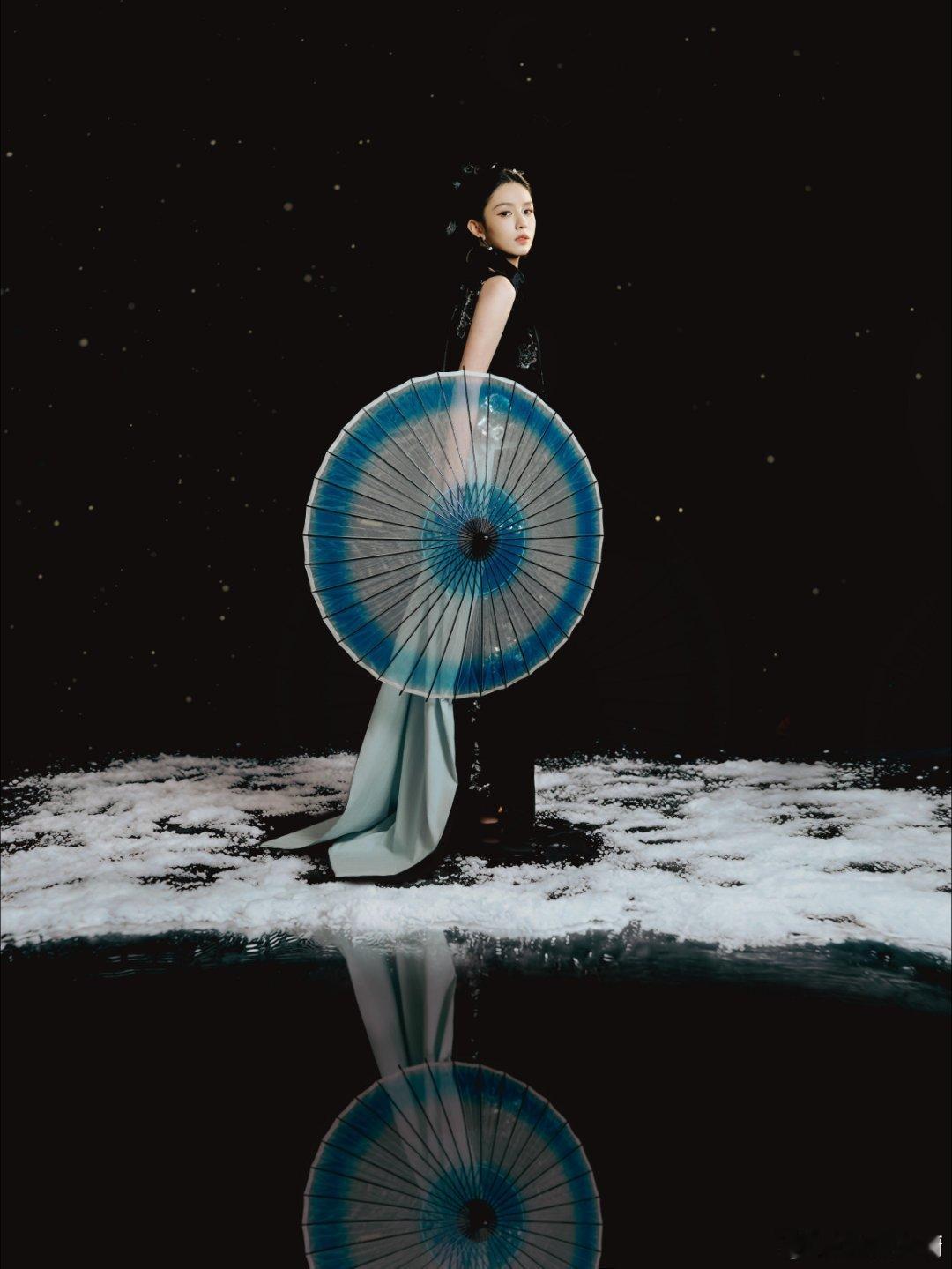 周也央视网络春晚造型好美!