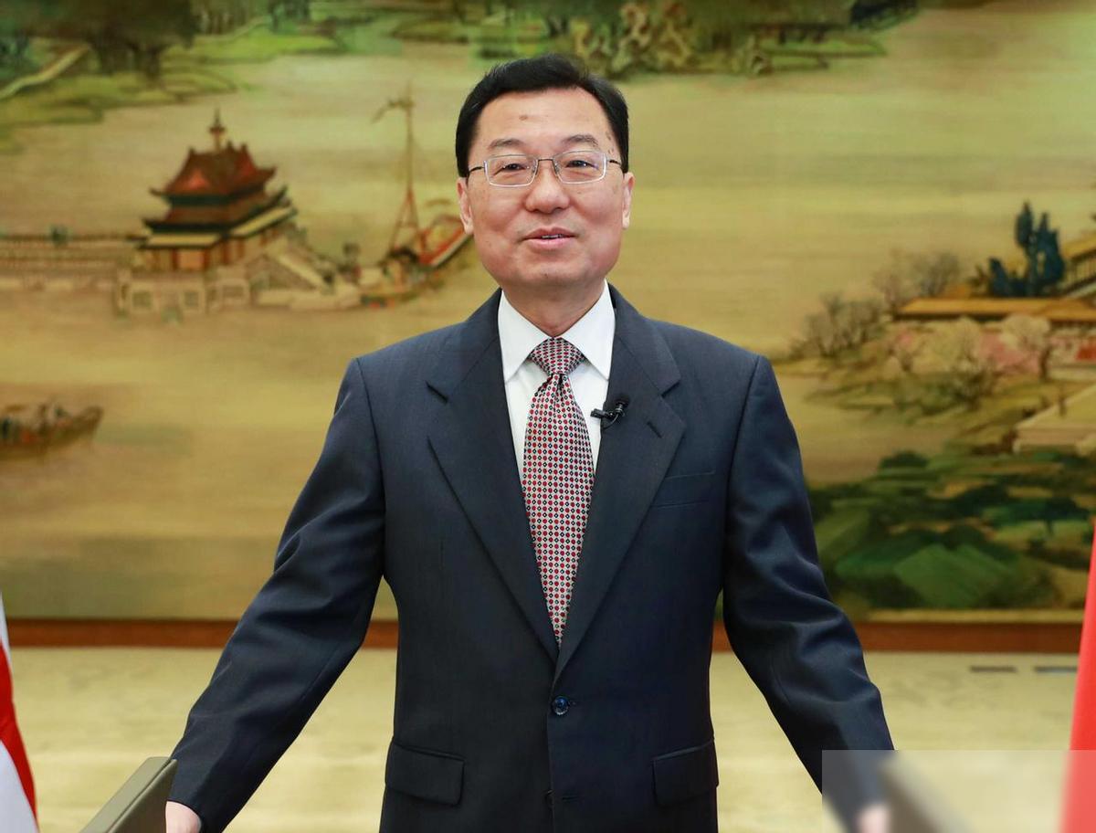 明人不说暗话！中国驻美大使当众提了一个要求，就看特朗普敢不敢把关税这张牌从桌上拿