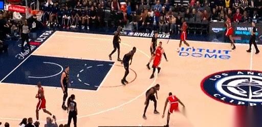 我真的要笑疯了。
兜了一大圈，球权没丢，罚球权也没丢，就是罚球的人从哈登换成了老