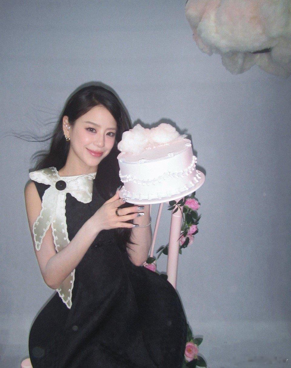 江语晨39岁状态江语晨39岁庆生照浪姐江语晨今天39岁生日庆生照释出