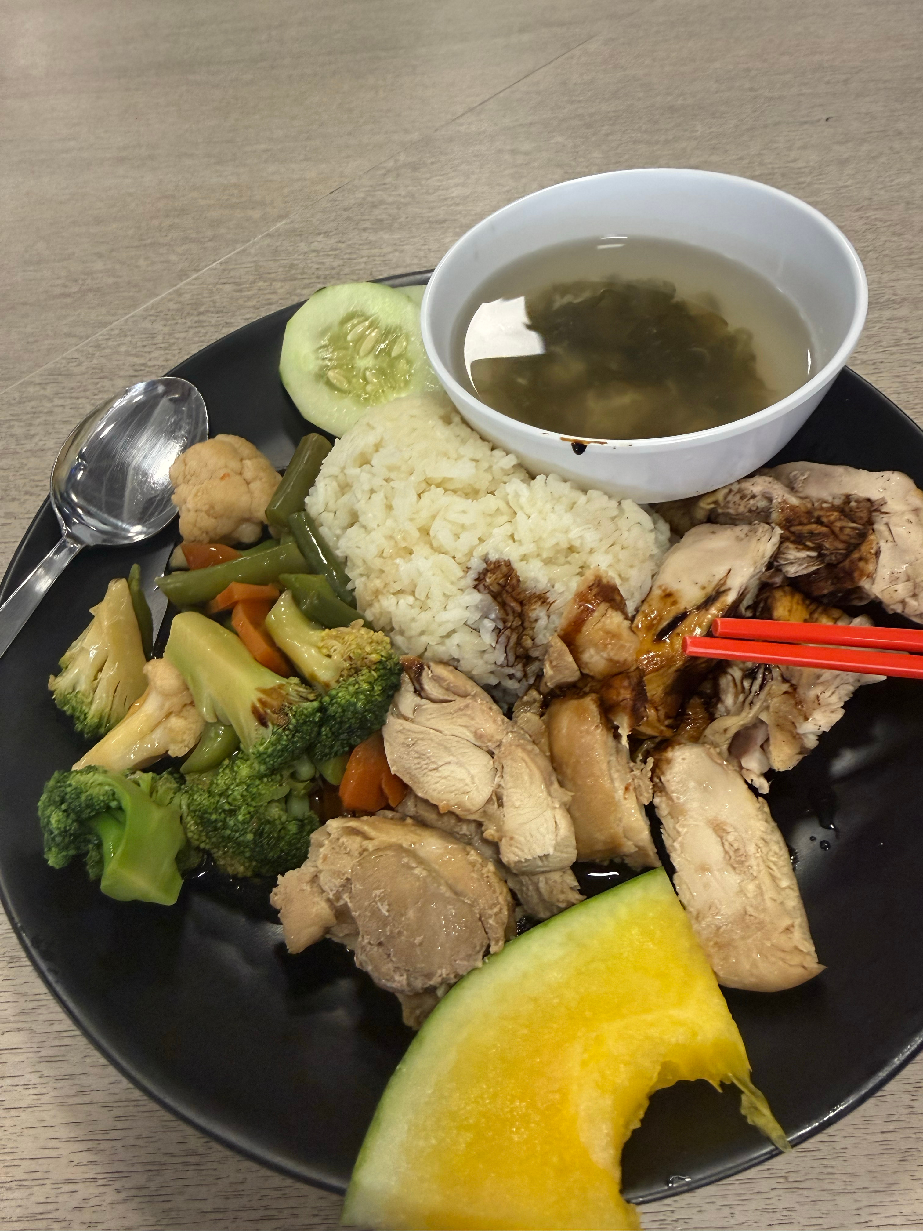 在艾文学校食堂吃饭我们三个不约而同点了鸡饭回家一看包是彻底毁灭了再一想，我每个包