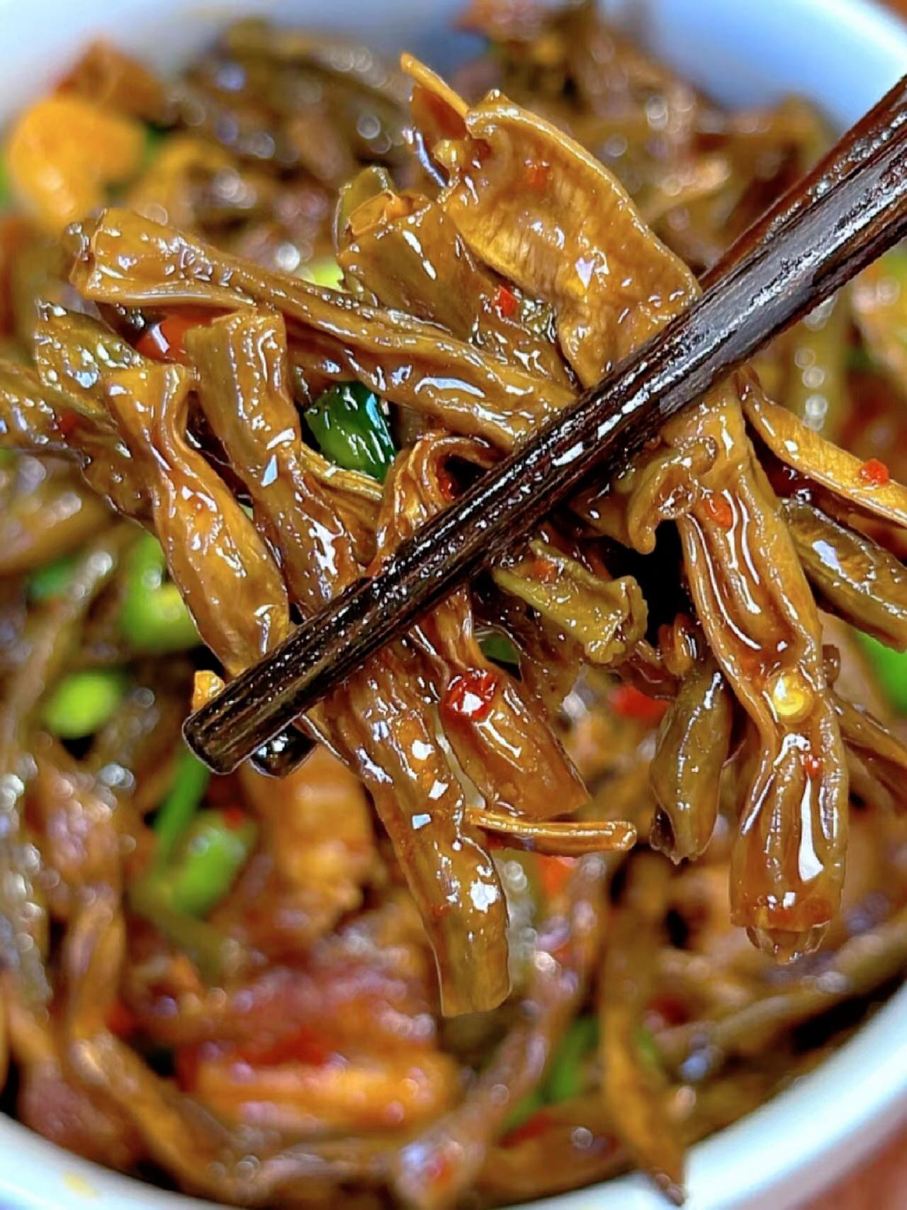 这道菜能吃一辈子。肥而不腻，巨巨巨下饭

好吃到没朋友的一道菜。团团妈吃完直接原