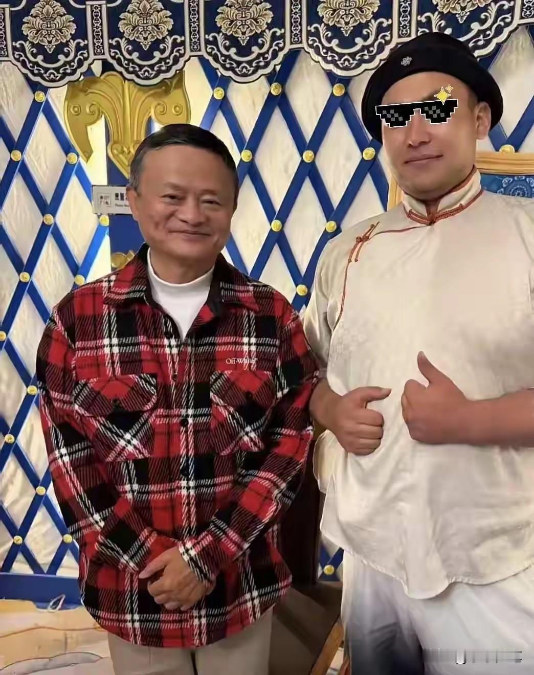 在新疆辽阔的那拉提草原，马云悄然现身。他身着朴素T恤，脚踩一双布鞋，双手插兜悠然