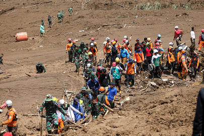 印尼万隆市山体滑坡已致25死总台记者当地时间1月25日获悉，印尼西爪哇省万隆市山