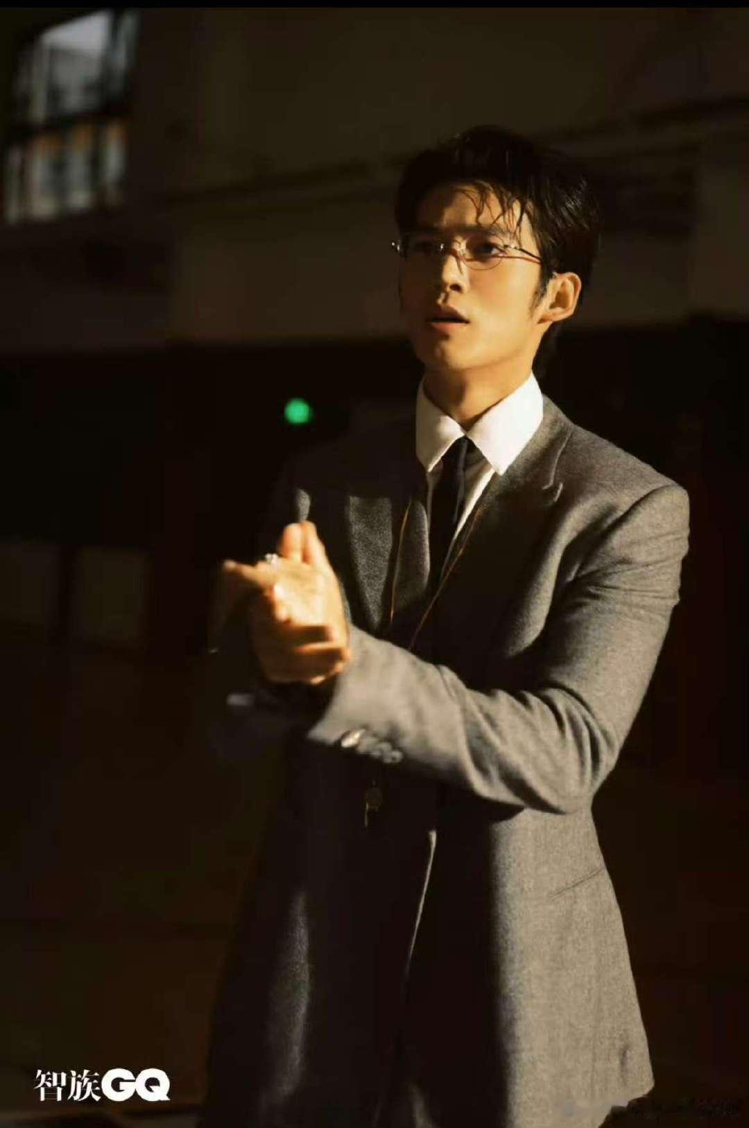 于适首登gq香港版封面于适西装封面预告于适请把西装焊在身上好吗，表现力好强[亲亲