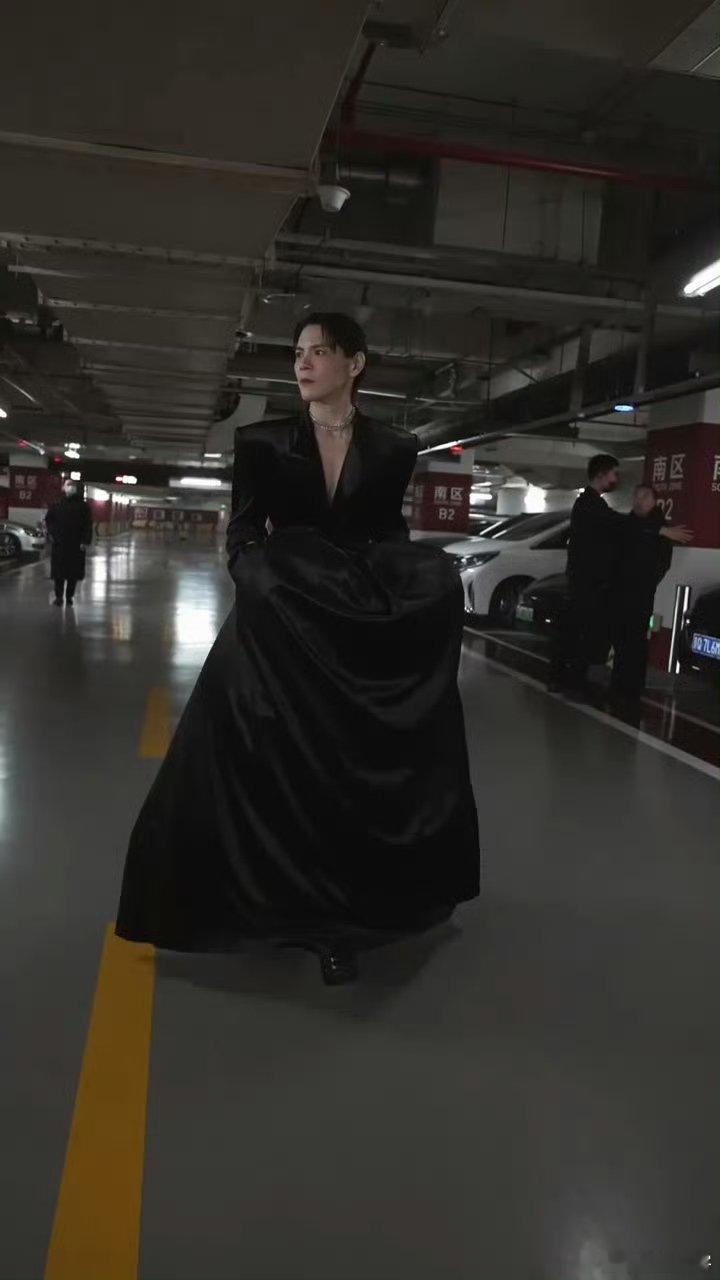 向佐说穿高跟鞋不累 上午刚get到清爽穿搭，下午直接解锁混搭新玩法！前裙后西装的