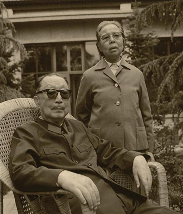 1961年，聂荣臻老家来信，说他父母的墓碑坏了，社里的意思是出钱帮他修一修。聂荣