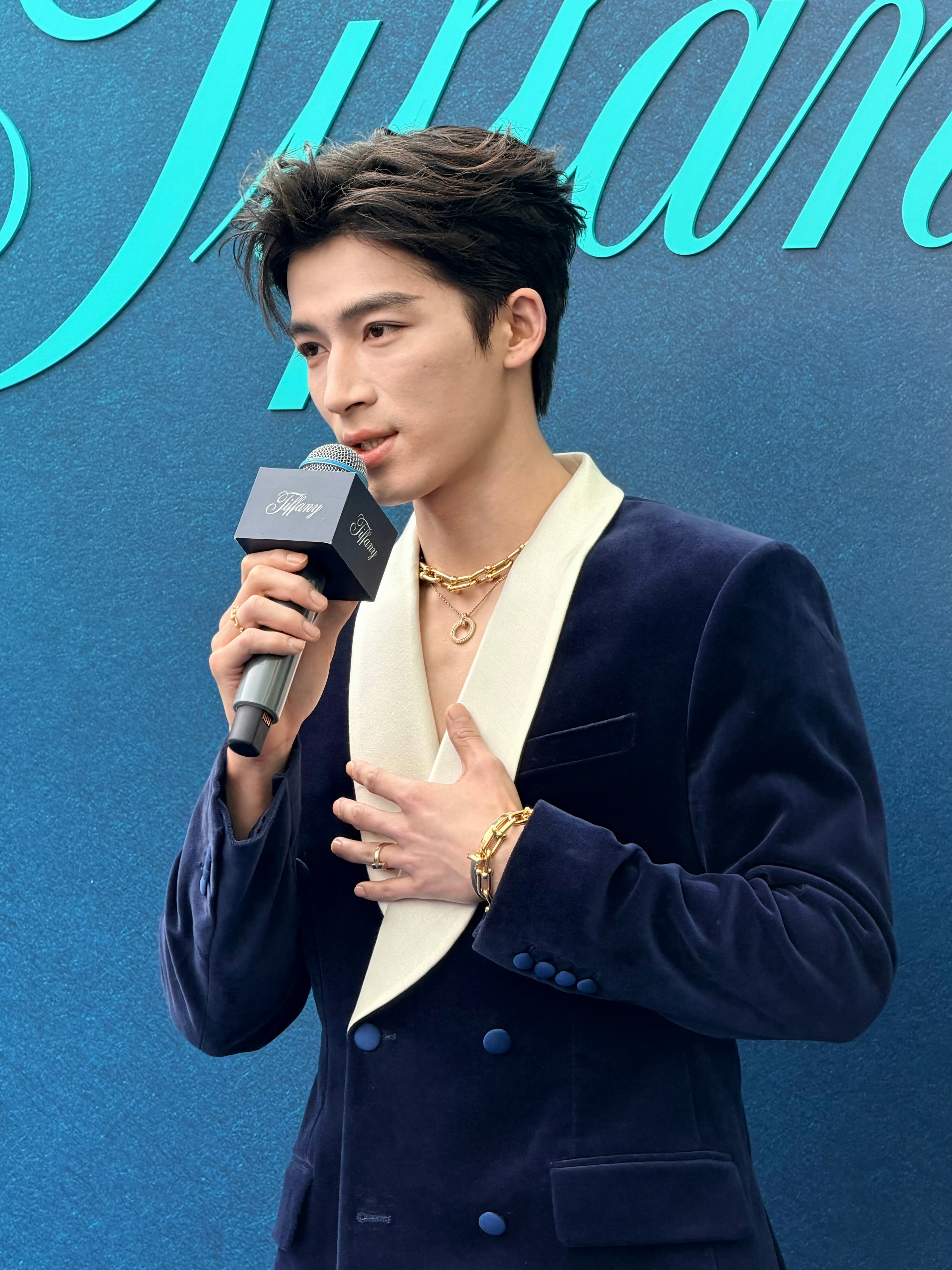 今日亮相北京Tiffany活动的男星。张若昀｜李昀锐｜王星越李昀锐深V男神王星越