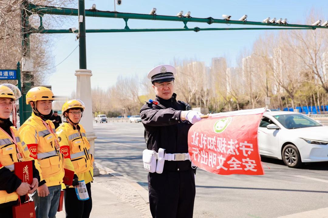 哈尔滨用金牌致敬守法骑行者 哈尔滨这波操作真的格局拉满！不搞虚的花架子，专门给自