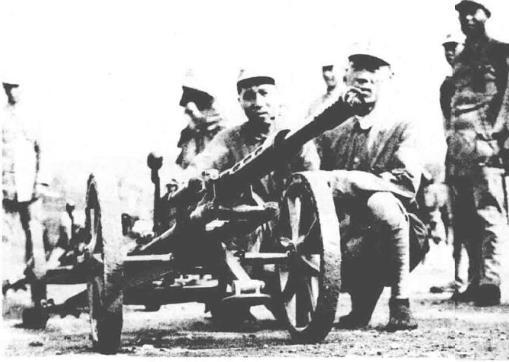 第120师炮兵连在邓草沟练兵时，师参谋长周士第(蹲者右)、政治部主任甘泗淇(蹲者
