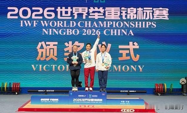 今天进行的世界举重锦标赛女子53公斤级，21岁的中国名将张海琴以抓举98公斤、挺