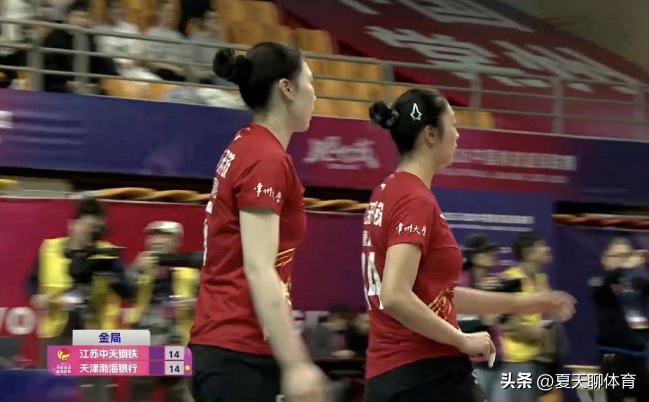 所以别再骂小二传张籽萱了，决胜局她只能指望吴梦洁了！这就是咱们国家队的主力二传张