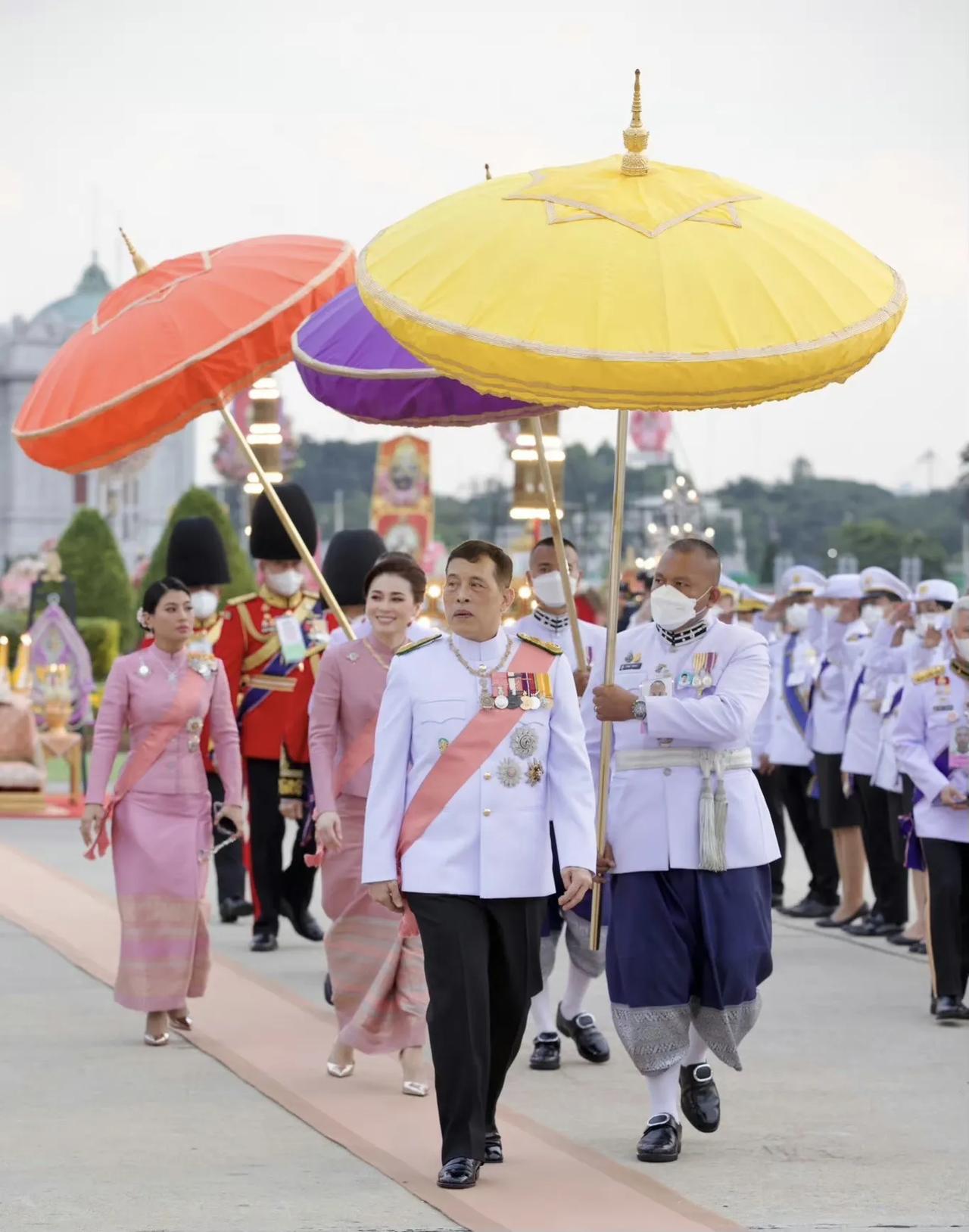 苏提达王后新照！10月23日，哇集拉隆功国王、苏提达王后、思蕊梵娜公主在曼谷都西