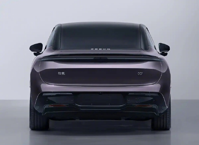 极氪焕新 007/007GT 及 001 五周年纪念版即将开启预售与上市。新车全