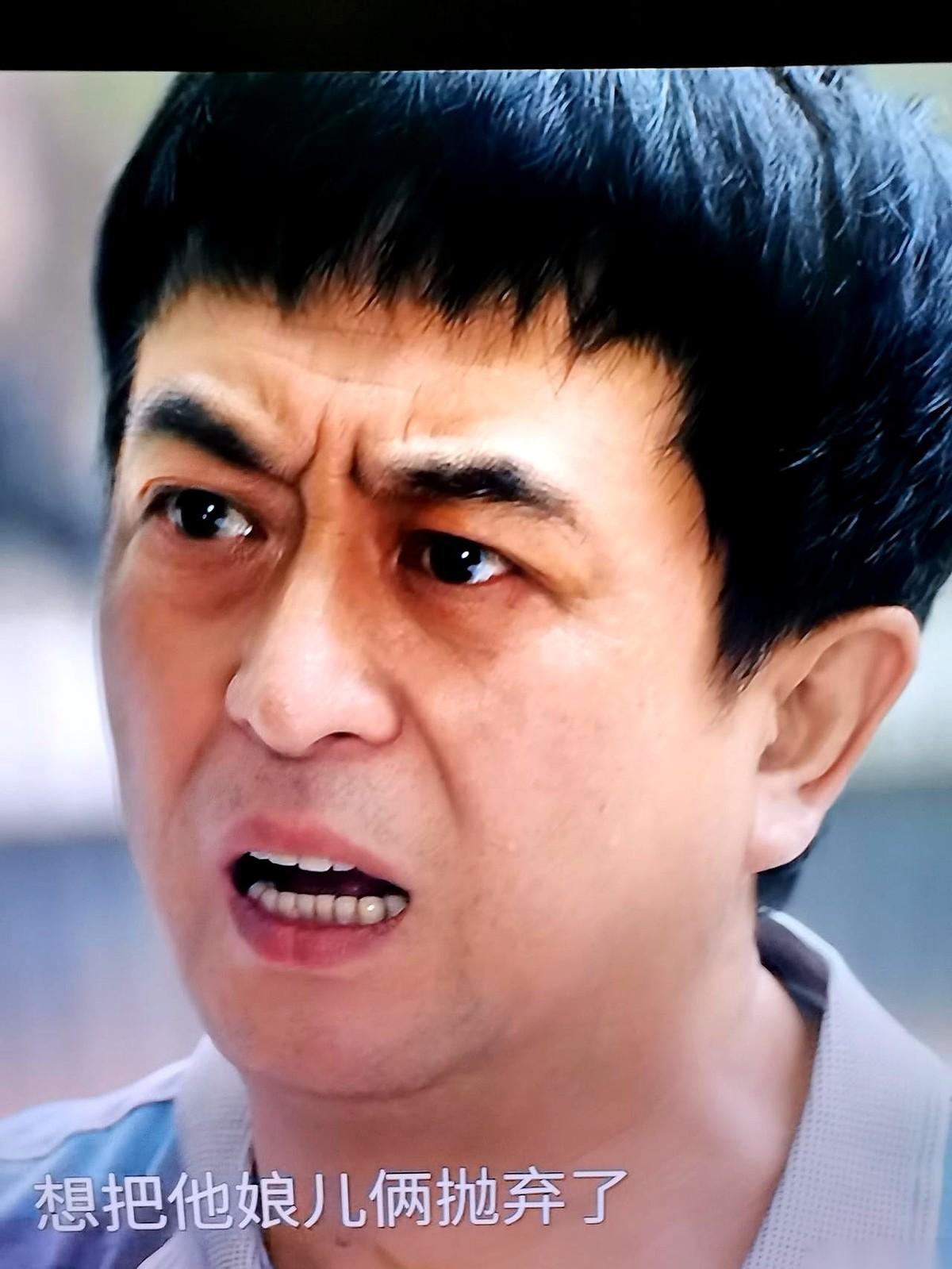 看了《主角》42集，终于知道忆秦娥那抬手就抽人嘴巴的习惯，是跟谁学的了。
她舅，