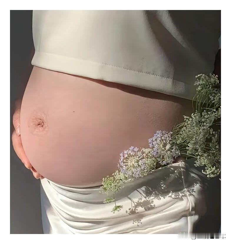 我认为不支持男性拥有育儿假。
育儿假应该是女性育儿的特定假，男性不应该掺和进去。