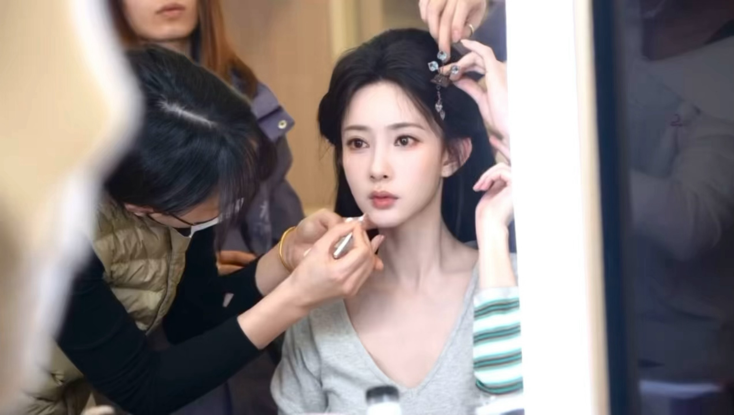 这个做造型的孟孟实在是太美萌了… 做造型的孟子义好美萌