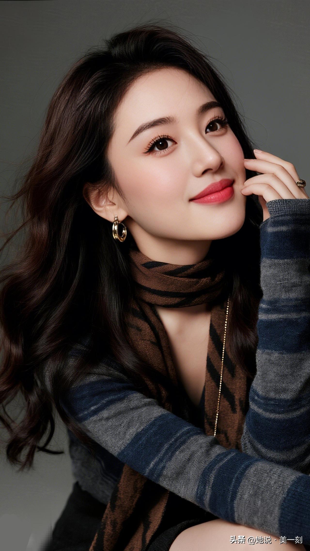 温柔甜美的冬日穿搭，暖心微笑，时尚耳环点缀，完美呈现冬日暖阳下的迷人风采。什么样