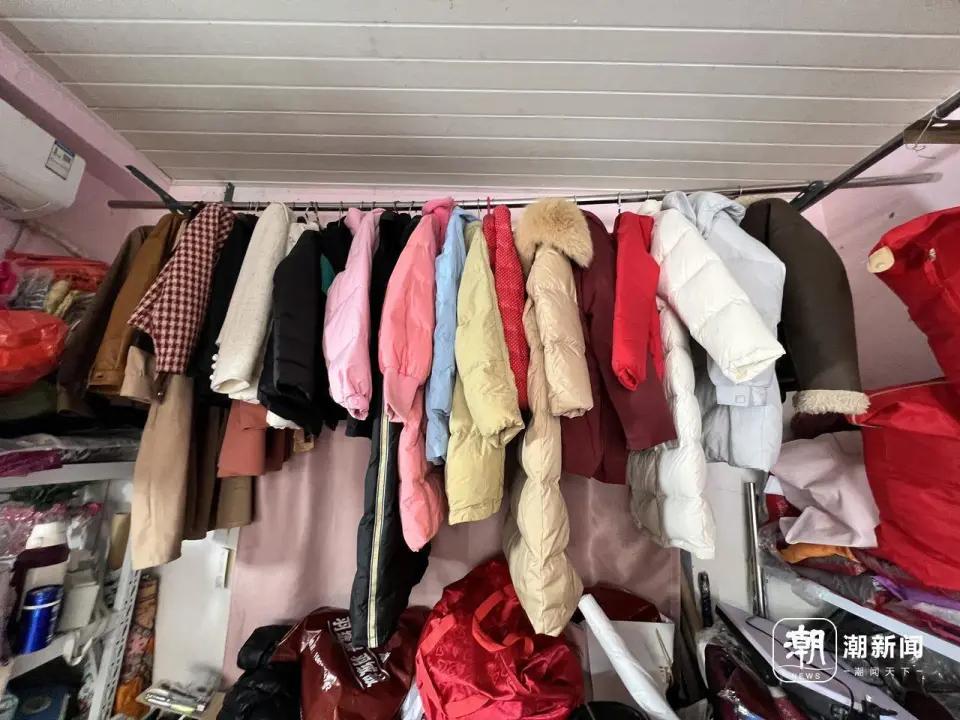 旧羽绒服“变身”新宠！杭州小店爆火，年轻人：花小钱办大事才是真精明
 
走进西湖