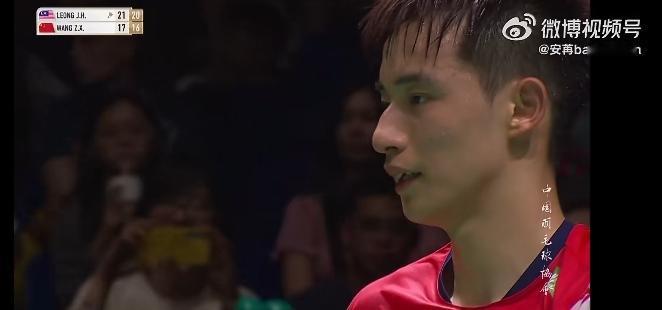 王正行🇨🇳输了！
翁泓阳🇨🇳也输了！
几分钟时间，国羽男单两位选手游走…