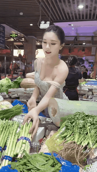 这个女子不仅人长得非常漂亮，还很贤惠，每天亲自到菜市场买菜，然后回家做饭。不知道