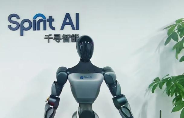 据媒体报道，继完成近20亿元的融资后，千寻智能再次官宣完成新一轮10亿元融资。