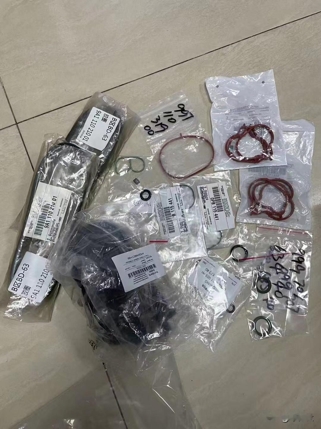 保时捷的密封圈，油冷器密封圈
100多一个
是一个，一个，一个
一个就要100多