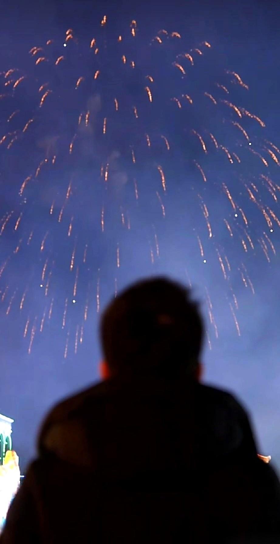 长春的夜空炸开的，哪是烟花啊。
那是一个男人，两年前许下的一个承诺。
一个当时听